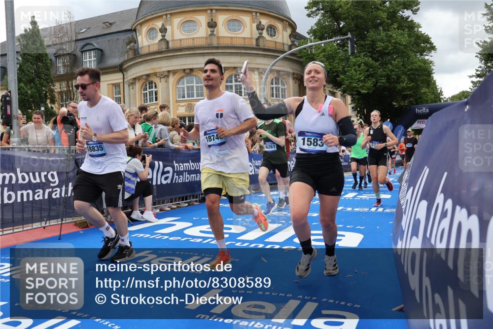 29.06.2025 - hella hamburg halbmarathon Strokosch-Dieckow http://msf.ph/oto/8308589 29.06.2025 10:56:33 Ziel 1583, 2083, 3413, 4152, 5721, 5744, 6399, 6416, 6759, 7037, 7646, 8311, 8542, 8652, 8744, 9488, 9562, 10093, 11083, 11870, 12509, 13863, 15145, 15407, 16257, 16261, 17259, 17268, 17734, 18340, 18746, 18835, 18899, 19120 meine-sportfotos.de