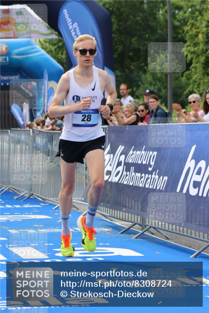 29.06.2025 - hella hamburg halbmarathon Strokosch-Dieckow http://msf.ph/oto/8308724 29.06.2025 10:12:39 Ziel 28 meine-sportfotos.de