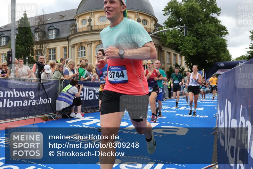 29.06.2025 - hella hamburg halbmarathon Strokosch-Dieckow http://msf.ph/oto/8309248 29.06.2025 10:56:42 Ziel 2378, 3836, 4152, 6416, 6759, 7037, 7646, 8311, 8744, 8825, 8996, 9488, 11083, 11870, 12509, 13816, 14369, 14461, 15134, 15145, 15431, 15712, 16008, 16009, 16043, 16121, 17133, 17259, 18340, 18634, 18899 meine-sportfotos.de