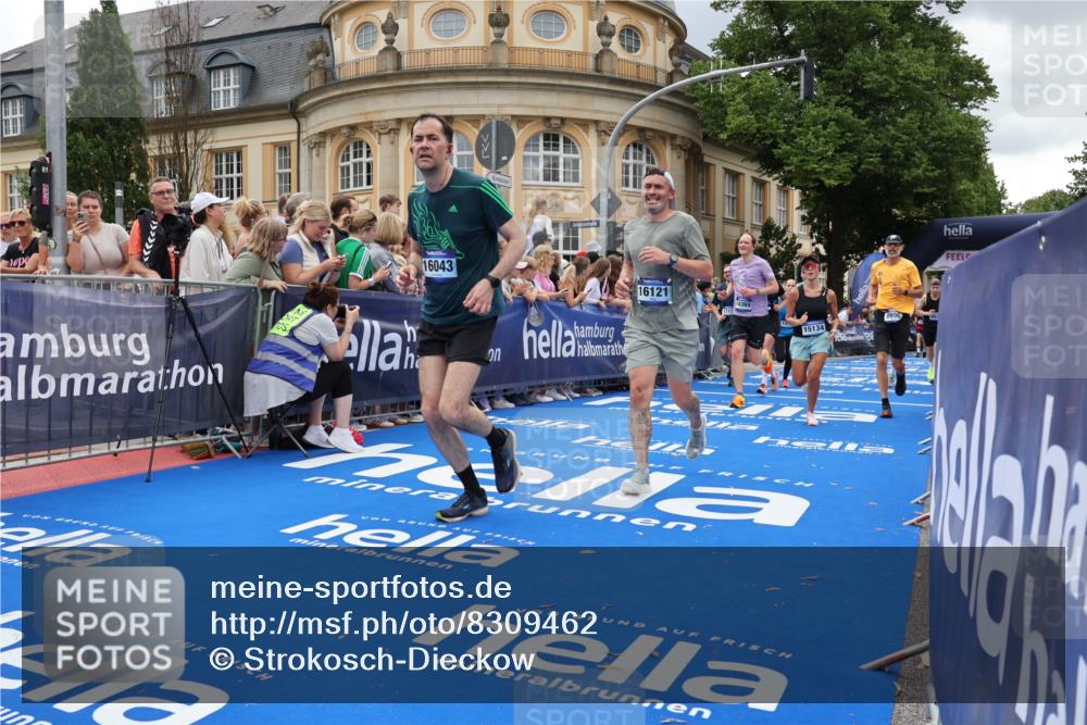 29.06.2025 - hella hamburg halbmarathon Strokosch-Dieckow http://msf.ph/oto/8309462 29.06.2025 10:56:44 Ziel 2378, 2741, 3836, 4152, 5418, 6416, 6759, 7646, 7716, 8744, 8825, 8996, 9488, 11083, 11870, 13816, 14369, 14461, 15134, 15431, 15712, 16008, 16009, 16043, 16121, 16679, 17133, 17259, 18340, 18634, 18899 meine-sportfotos.de