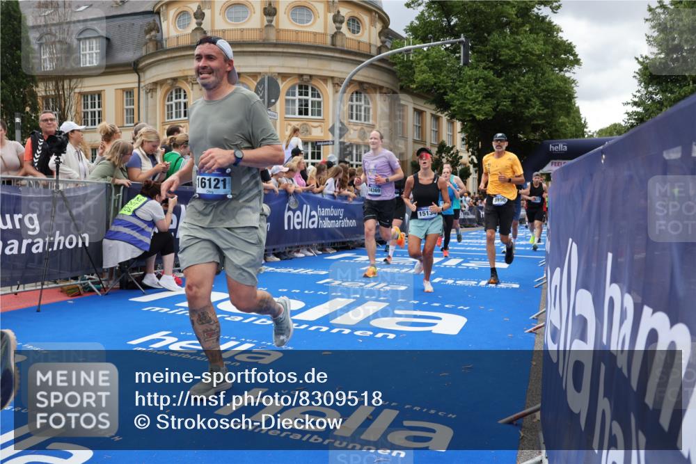 29.06.2025 - hella hamburg halbmarathon Strokosch-Dieckow http://msf.ph/oto/8309518 29.06.2025 10:56:45 Ziel 1955, 2378, 2741, 3836, 4152, 5418, 6835, 7646, 7716, 8744, 8825, 8996, 9488, 11083, 11870, 13816, 14369, 14461, 15134, 15431, 15712, 16008, 16009, 16043, 16121, 16679, 17133, 18340, 18634, 18899 meine-sportfotos.de