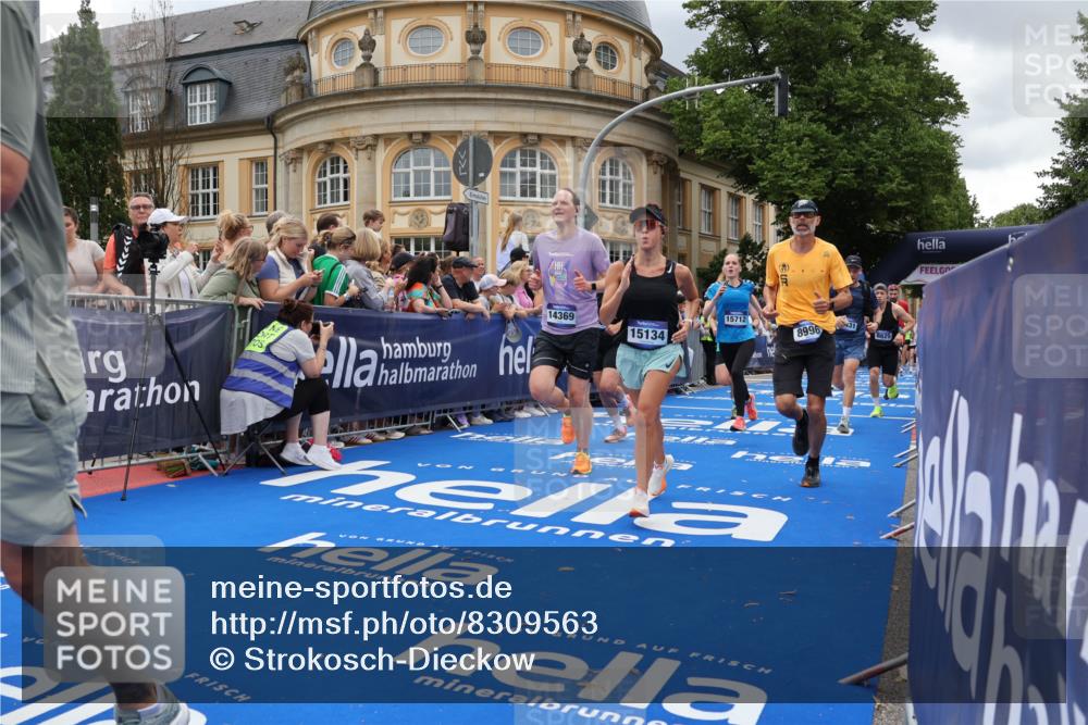 29.06.2025 - hella hamburg halbmarathon Strokosch-Dieckow http://msf.ph/oto/8309563 29.06.2025 10:56:45 Ziel 1955, 2378, 2741, 3836, 4152, 5418, 6835, 7646, 7716, 8744, 8825, 8996, 9488, 11083, 11870, 13816, 14369, 14461, 15134, 15431, 15712, 16008, 16009, 16043, 16121, 16679, 17133, 18340, 18634, 18899 meine-sportfotos.de