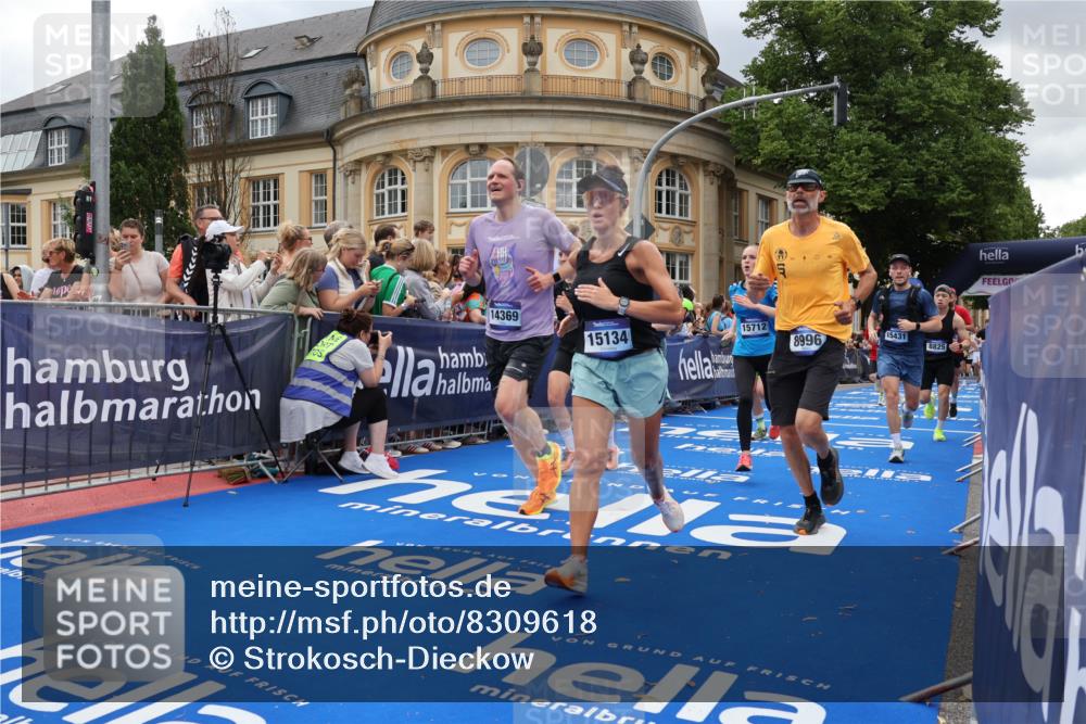 29.06.2025 - hella hamburg halbmarathon Strokosch-Dieckow http://msf.ph/oto/8309618 29.06.2025 10:56:46 Ziel 1955, 2378, 2741, 3836, 4152, 5418, 6835, 7646, 7716, 8825, 8996, 9488, 11083, 11870, 13816, 14369, 14461, 15134, 15431, 15712, 16008, 16009, 16043, 16121, 16679, 17133, 18634 meine-sportfotos.de