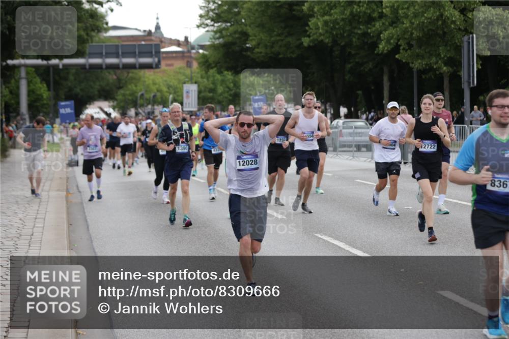 29.06.2025 - hella hamburg halbmarathon Jannik Wohlers http://msf.ph/oto/8309666 29.06.2025 10:38:25 Lombardsbrücke 56, 1232, 1390, 1451, 2524, 2534, 2693, 3307, 3323, 3726, 3927, 4028, 4257, 4259, 4260, 4316, 4320, 4964, 5913, 6695, 6696, 6875, 7263, 7849, 8367, 8583, 8747, 8783, 9455, 9708, 10554, 10604, 11059, 11635, 11697, 12028, 12072, 12075, 12722, 14557, 14558, 15755, 16181, 16346, 16388, 17333, 18050, 18504 meine-sportfotos.de