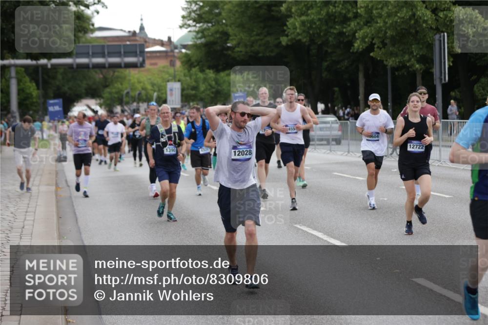 29.06.2025 - hella hamburg halbmarathon Jannik Wohlers http://msf.ph/oto/8309806 29.06.2025 10:38:25 Lombardsbrücke 56, 1232, 1390, 1451, 2524, 2534, 2693, 3307, 3323, 3726, 3927, 4028, 4257, 4259, 4260, 4316, 4320, 4964, 5913, 6695, 6696, 6875, 7263, 7849, 8367, 8583, 8747, 8783, 9455, 9708, 10554, 10604, 11059, 11635, 11697, 12028, 12072, 12075, 12722, 14557, 14558, 15755, 16181, 16346, 16388, 17333, 18050, 18504 meine-sportfotos.de