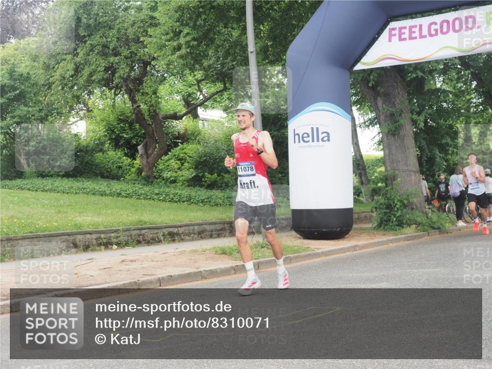 29.06.2025 - hella hamburg halbmarathon KatJ http://msf.ph/oto/8310071 29.06.2025 10:15:10 Zwischen KM18-KM19 1241 meine-sportfotos.de