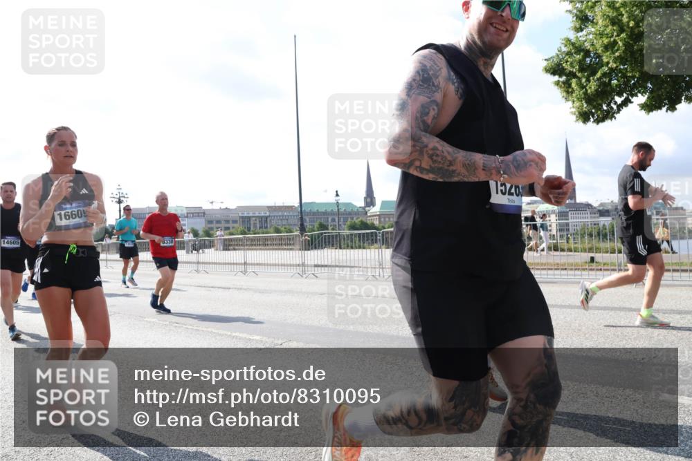 29.06.2025 - hella hamburg halbmarathon Lena Gebhardt http://msf.ph/oto/8310095 29.06.2025 09:59:47 Lombardsbrücke 14605, 16609, 1520, 1006, 1125, 1319, 1334, 1366, 1595, 1642, 1834, 1914, 1955, 2282, 2348, 2364, 2391, 2432, 2582, 2584, 2630, 2676, 2677, 2910, 3112, 3279, 3668, 3836, 4013, 4231, 4426, 4772, 4837, 5015, 5134, 5277, 5299, 5341, 5465, 5866, 6174, 6201, 6202, 6414, 6415, 6416, 6462, 6587, 7037, 7395, 7833, 8330, 8520, 8542, 8652, 8846, 8929, 9142, 9488, 9903, 9907, 9922, 9984, 10020, 10031, 11039, 11568, 11844 meine-sportfotos.de