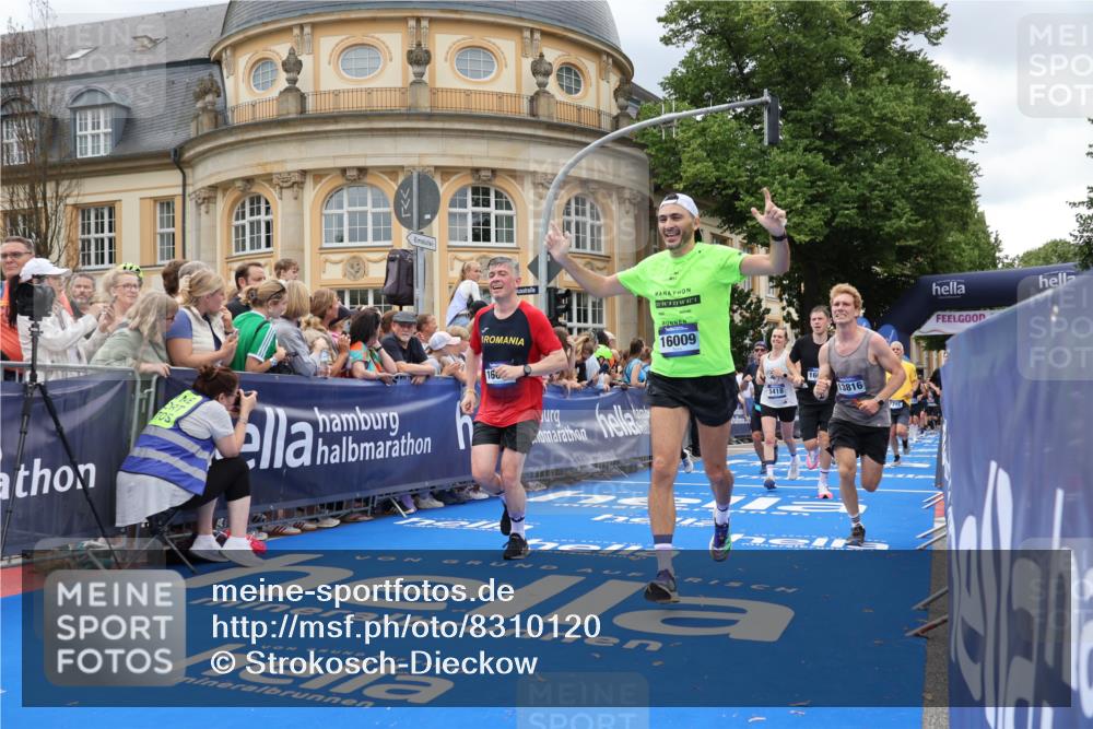 29.06.2025 - hella hamburg halbmarathon Strokosch-Dieckow http://msf.ph/oto/8310120 29.06.2025 10:56:51 Ziel 1955, 2282, 2378, 2741, 2759, 3836, 5033, 5418, 6835, 7716, 8669, 8825, 11043, 11212, 13816, 14461, 14678, 15097, 15431, 16008, 16009, 16620, 16679, 17133 meine-sportfotos.de
