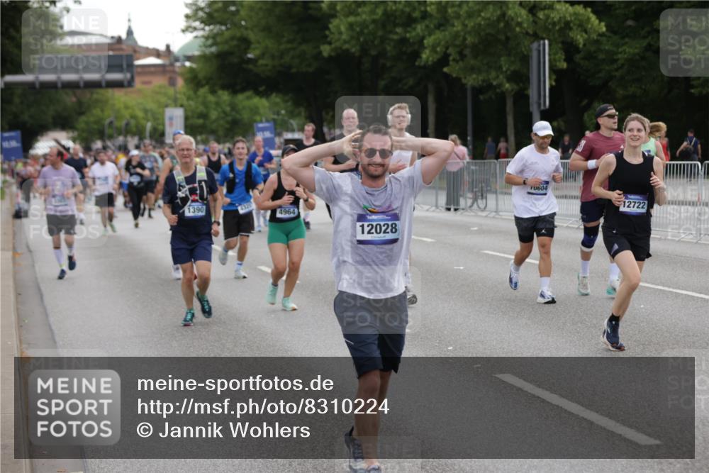 29.06.2025 - hella hamburg halbmarathon Jannik Wohlers http://msf.ph/oto/8310224 29.06.2025 10:38:26 Lombardsbrücke 56, 1232, 1390, 1451, 2524, 2534, 2693, 3307, 3323, 3726, 3927, 4028, 4257, 4259, 4260, 4316, 4320, 4964, 5913, 6875, 7263, 7849, 8367, 8583, 8747, 8783, 9455, 9708, 10554, 10604, 11059, 11635, 11697, 12028, 12072, 12075, 12722, 14557, 14558, 15755, 16181, 16346, 16388, 17333, 18050, 18504 meine-sportfotos.de