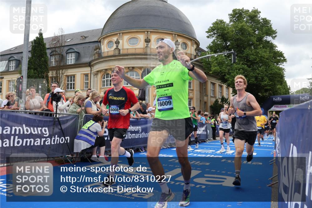 29.06.2025 - hella hamburg halbmarathon Strokosch-Dieckow http://msf.ph/oto/8310227 29.06.2025 10:56:52 Ziel 1955, 2282, 2378, 2741, 2759, 3836, 5033, 5418, 6835, 7716, 8669, 8825, 11043, 11212, 11638, 13816, 14461, 14678, 15097, 16008, 16009, 16470, 16620, 16679, 17133 meine-sportfotos.de