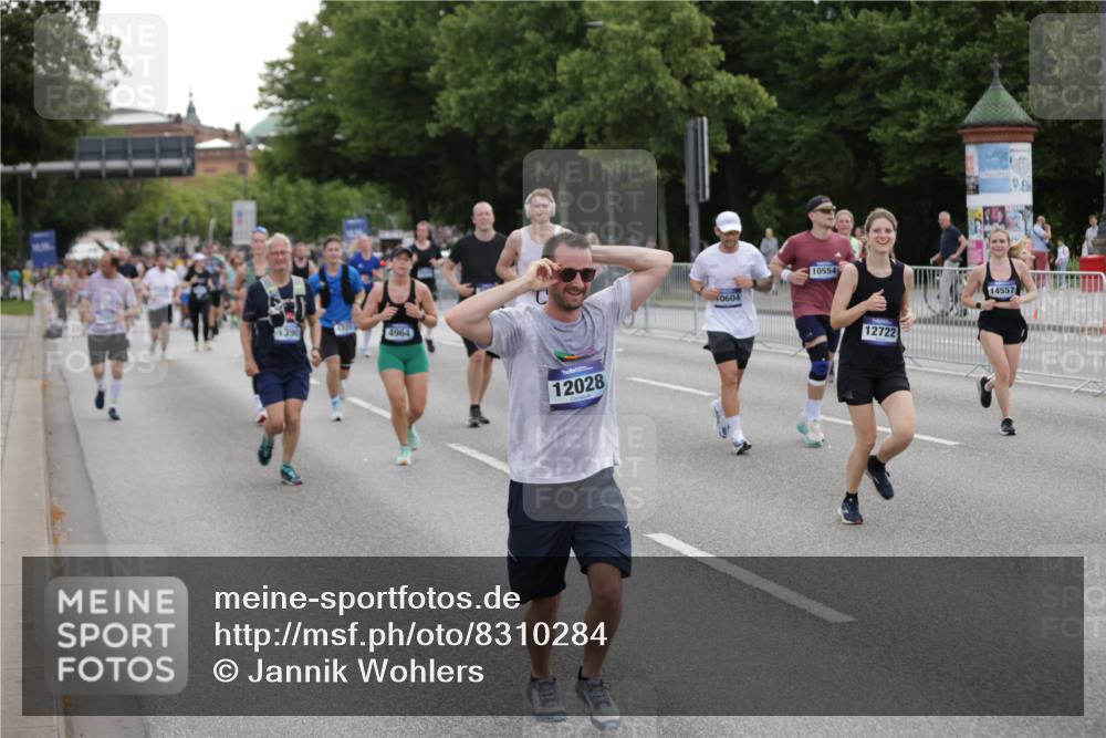 29.06.2025 - hella hamburg halbmarathon Jannik Wohlers http://msf.ph/oto/8310284 29.06.2025 10:38:27 Lombardsbrücke 56, 1232, 1390, 1451, 2524, 2534, 2693, 3307, 3726, 3927, 4257, 4259, 4260, 4316, 4320, 4964, 5913, 6062, 6875, 7263, 7849, 8367, 8583, 8747, 8783, 9455, 9708, 10554, 10604, 11059, 11635, 12028, 12072, 12075, 12722, 13060, 14557, 14558, 14856, 15755, 16181, 16346, 16388, 17333, 18050, 18504 meine-sportfotos.de