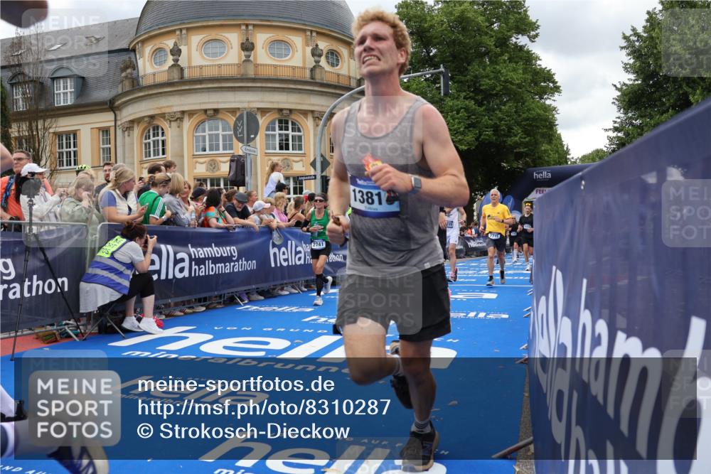 29.06.2025 - hella hamburg halbmarathon Strokosch-Dieckow http://msf.ph/oto/8310287 29.06.2025 10:56:52 Ziel 1955, 2282, 2378, 2741, 2759, 3836, 5033, 5418, 6835, 7716, 8669, 8825, 11043, 11212, 11638, 13816, 14461, 14678, 15097, 16008, 16009, 16470, 16620, 16679, 17133 meine-sportfotos.de