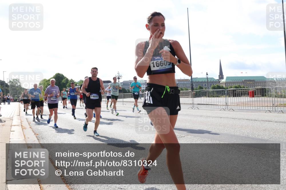 29.06.2025 - hella hamburg halbmarathon Lena Gebhardt http://msf.ph/oto/8310324 29.06.2025 09:59:47 Lombardsbrücke 10031, 13589, 5277, 14605, 1660, 1006, 1125, 1319, 1334, 1366, 1595, 1642, 1834, 1914, 1955, 2282, 2348, 2364, 2391, 2432, 2582, 2584, 2630, 2676, 2677, 2910, 3112, 3279, 3668, 3836, 4013, 4231, 4426, 4772, 4837, 5015, 5134, 5277, 5299, 5341, 5465, 5866, 6174, 6201, 6202, 6414, 6415, 6416, 6462, 6587, 7037, 7395, 7833, 8330, 8520, 8542, 8652, 8846, 8929, 9142, 9488, 9903, 9907, 9922, 9984, 10020, 10031, 11039, 11568, 11844 meine-sportfotos.de