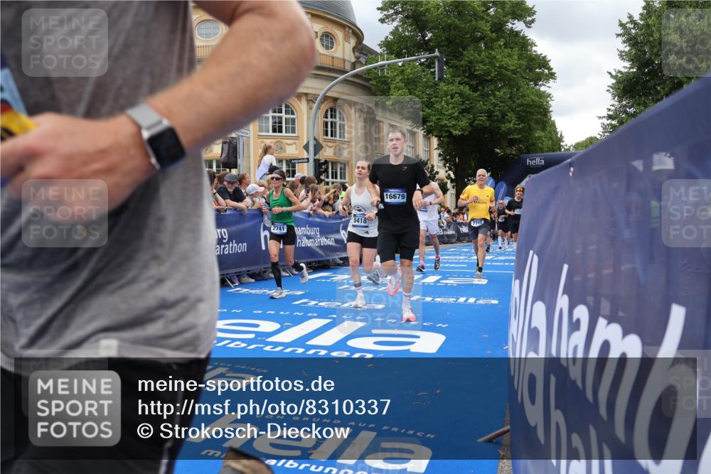 29.06.2025 - hella hamburg halbmarathon Strokosch-Dieckow http://msf.ph/oto/8310337 29.06.2025 10:56:53 Ziel 1955, 2282, 2378, 2741, 2759, 3836, 4299, 5033, 5418, 6835, 7716, 8669, 11043, 11212, 11638, 13816, 14678, 15097, 16008, 16009, 16470, 16620, 16679, 17133, 19091 meine-sportfotos.de