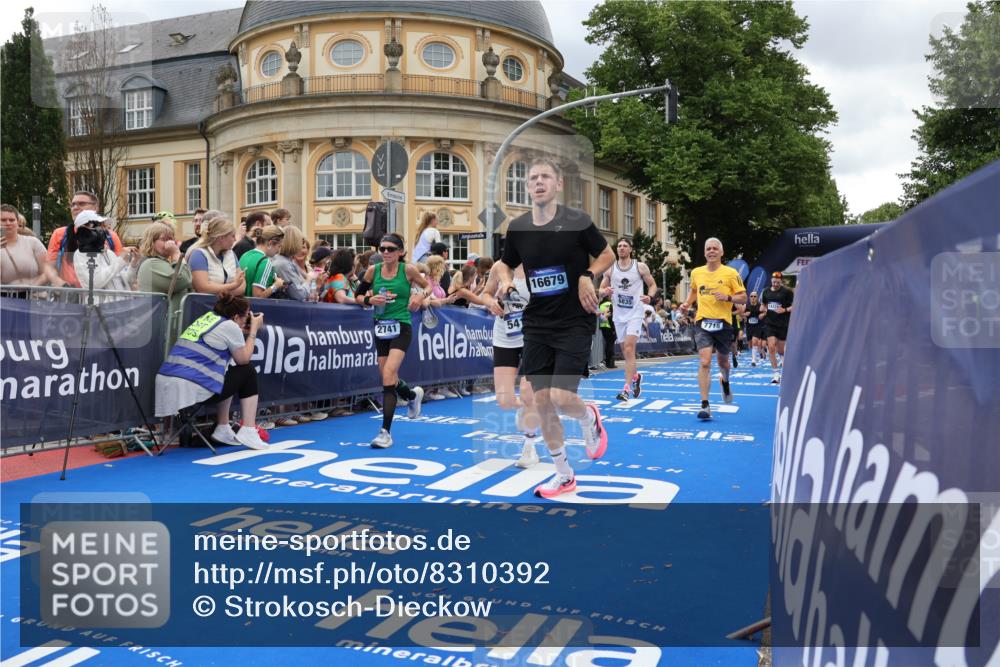 29.06.2025 - hella hamburg halbmarathon Strokosch-Dieckow http://msf.ph/oto/8310392 29.06.2025 10:56:53 Ziel 1955, 2282, 2378, 2741, 2759, 3836, 4299, 5033, 5418, 6835, 7716, 8669, 11043, 11212, 11638, 13816, 14678, 15097, 16008, 16009, 16470, 16620, 16679, 17133, 19091 meine-sportfotos.de