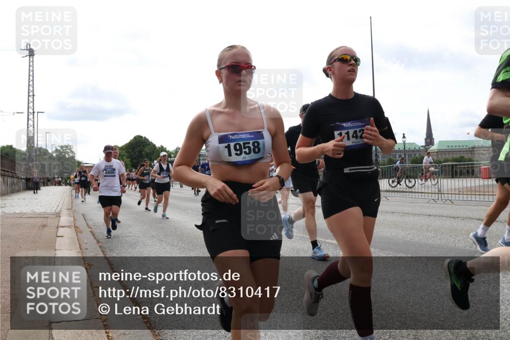 29.06.2025 - hella hamburg halbmarathon Lena Gebhardt http://msf.ph/oto/8310417 29.06.2025 10:21:57 Lombardsbrücke 6805, 1958, 142, 1003, 1072, 1158, 1191, 1250, 1294, 1419, 1668, 1958, 1963, 2009, 2063, 2172, 2315, 2353, 2514, 2529, 2744, 3050, 3172, 3458, 3606, 3768, 3770, 3825, 3826, 3995, 4046, 4289, 4366, 4375, 4376, 4697, 5122, 5412, 5641, 5759, 5957, 6086, 6103, 6475, 6676, 6805, 6881, 6977, 7075, 7162, 7612, 7672, 8286, 8431, 8715, 8860, 8884, 8896, 8954, 8959, 9002, 9062, 9369, 9483, 9499, 9532, 10374, 10874 meine-sportfotos.de