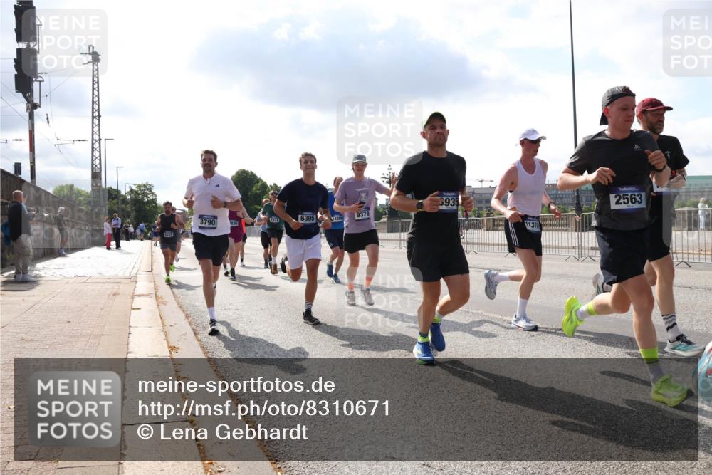 29.06.2025 - hella hamburg halbmarathon Lena Gebhardt http://msf.ph/oto/8310671 29.06.2025 09:47:06 Lombardsbrücke 6032, 3790, 7831, 6305, 9376, 14388, 836, 3935, 11370, 2563, 1002, 1053, 1396, 1407, 1411, 1577, 1910, 1959, 2121, 2228, 2243, 2563, 2774, 2836, 3005, 3790, 3935, 4246, 4740, 4944, 5048, 5152, 5193, 5660, 5961, 6032, 6305, 6473, 6683, 6915, 7080, 7466, 7622, 7628, 7831, 7867, 7972, 8312, 8323, 8366, 9376, 9508, 9519, 10477, 10771, 10927, 11055, 11370, 11806, 11898, 12137, 12204, 12447, 12899, 13148, 13199, 13493, 13494, 13729, 13771, 13972, 13991, 14069, 14310, 14385 meine-sportfotos.de