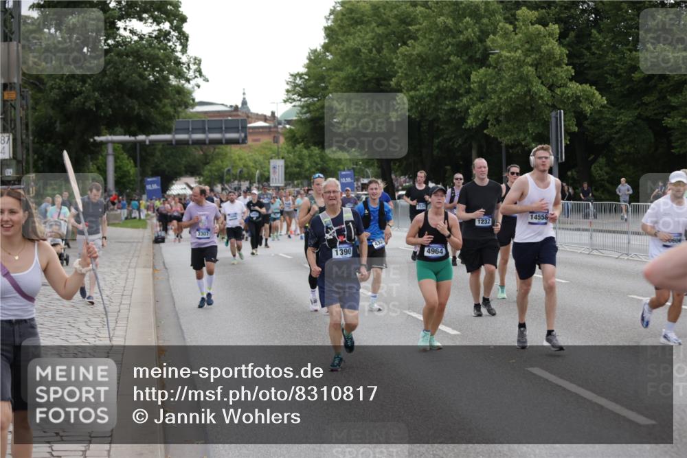 29.06.2025 - hella hamburg halbmarathon Jannik Wohlers http://msf.ph/oto/8310817 29.06.2025 10:38:28 Lombardsbrücke 56, 1232, 1390, 1451, 2524, 2534, 2693, 3307, 3927, 4257, 4259, 4260, 4320, 4964, 5913, 6062, 7263, 7849, 8367, 8583, 8747, 8783, 9455, 9708, 10554, 10604, 11059, 12028, 12072, 12722, 13060, 14557, 14558, 14856, 15755, 16181, 16346, 16388, 17333, 18050, 18504 meine-sportfotos.de