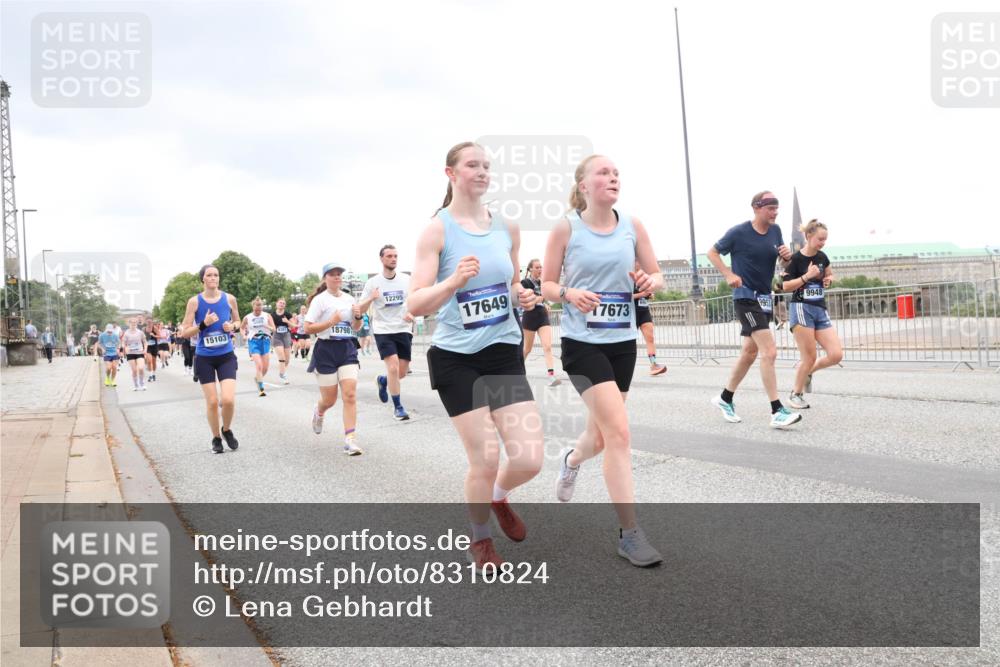 29.06.2025 - hella hamburg halbmarathon Lena Gebhardt http://msf.ph/oto/8310824 29.06.2025 10:56:28 Lombardsbrücke 15103, 18798, 12295, 17649, 17673, 9951, 9948, 1047, 1113, 1738, 1909, 2095, 2143, 2307, 2887, 2915, 2991, 3257, 3268, 3438, 3516, 3517, 3520, 3614, 3675, 3676, 3953, 3987, 4083, 4354, 4473, 4773, 4836, 5237, 5306, 5438, 5580, 5693, 5757, 5911, 5994, 6348, 6349, 6494, 6690, 6968, 7025, 7028, 7090, 7307, 7616, 7711, 8005, 8108, 8150, 8305, 8517, 8606, 8766, 8939, 8943, 9172, 9210, 9383, 9435, 9606, 9838, 9910, 9948, 9953, 10555, 10569, 10571, 10640, 10740, 10784, 10987 meine-sportfotos.de
