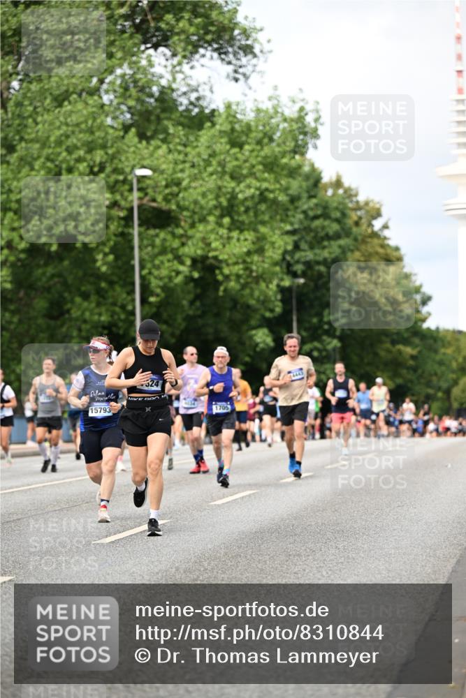 29.06.2025 - hella hamburg halbmarathon Dr. Thomas Lammeyer http://msf.ph/oto/8310844 29.06.2025 10:38:26 Kennedybrücke 1025, 1705, 1764, 1787, 2038, 2276, 2464, 2496, 2510, 2511, 2933, 3145, 3829, 4445, 4479, 4540, 4942, 5096, 5566, 5569, 5609, 5691, 6034, 6109, 6574, 6718, 6727, 6843, 7324, 7329, 7644, 8202, 8277, 8282, 9094, 9514, 10007, 10071, 10561, 10564, 11122, 11338, 11432 meine-sportfotos.de