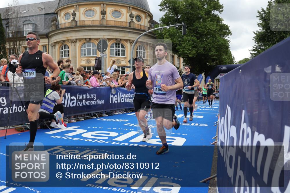 29.06.2025 - hella hamburg halbmarathon Strokosch-Dieckow http://msf.ph/oto/8310912 29.06.2025 10:56:59 Ziel 1485, 1955, 2282, 2759, 4261, 4299, 5033, 6835, 8669, 11043, 11143, 11212, 11638, 13691, 14408, 14588, 14678, 15097, 16470, 16620, 16909, 17617, 18208, 18719, 19091 meine-sportfotos.de
