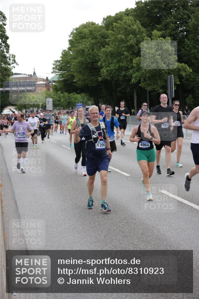 29.06.2025 - hella hamburg halbmarathon Jannik Wohlers http://msf.ph/oto/8310923 29.06.2025 10:38:29 Lombardsbrücke 56, 1232, 1390, 1451, 2524, 2534, 2693, 3307, 3745, 3927, 4257, 4320, 4964, 6062, 7263, 7849, 8367, 8583, 8747, 8783, 9455, 9708, 10072, 10554, 10604, 11059, 12028, 12072, 12722, 13060, 13922, 14557, 14558, 14856, 15755, 16181, 16346, 16388, 18050, 18504 meine-sportfotos.de