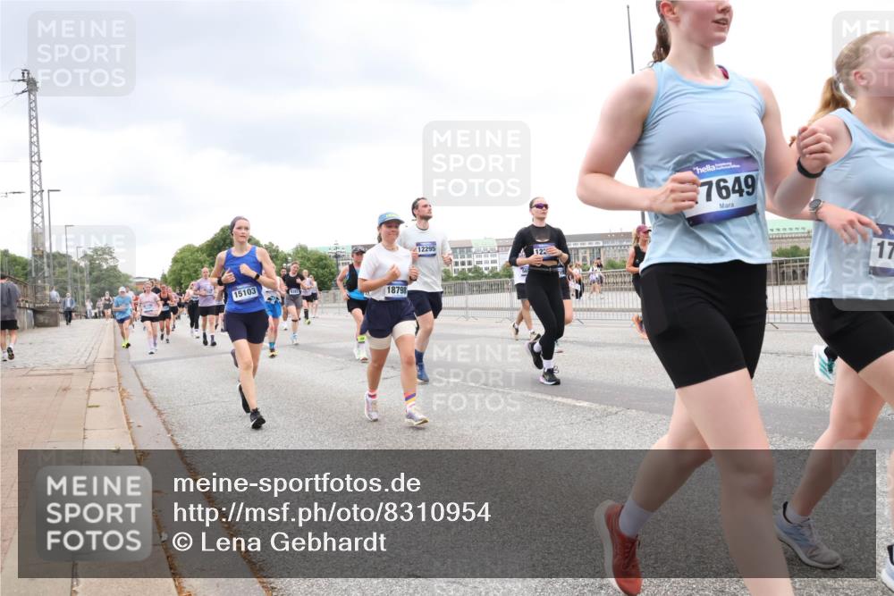 29.06.2025 - hella hamburg halbmarathon Lena Gebhardt http://msf.ph/oto/8310954 29.06.2025 10:56:28 Lombardsbrücke 15103, 18798, 12295, 12, 7649, 17, 1047, 1113, 1738, 1909, 2095, 2143, 2307, 2887, 2915, 2991, 3257, 3268, 3438, 3516, 3517, 3520, 3614, 3675, 3676, 3953, 3987, 4083, 4354, 4473, 4773, 4836, 5237, 5306, 5438, 5580, 5693, 5757, 5911, 5994, 6348, 6349, 6494, 6690, 6968, 7025, 7028, 7090, 7307, 7616, 7711, 8005, 8108, 8150, 8305, 8517, 8606, 8766, 8939, 8943, 9172, 9210, 9383, 9435, 9606, 9838, 9910, 9948, 9953, 10555, 10569, 10571, 10640, 10740, 10784, 10987 meine-sportfotos.de