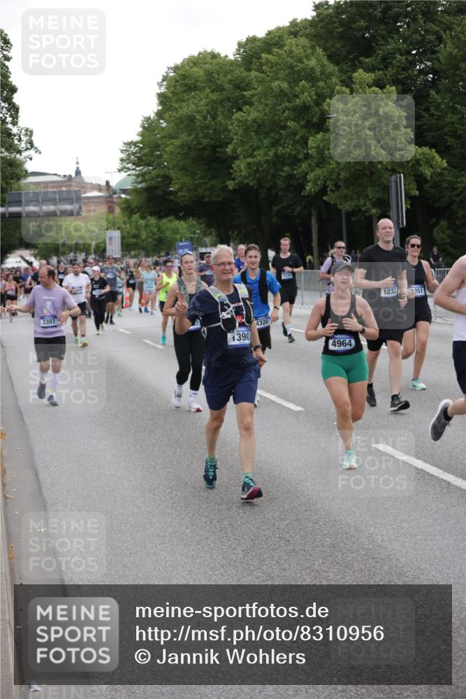 29.06.2025 - hella hamburg halbmarathon Jannik Wohlers http://msf.ph/oto/8310956 29.06.2025 10:38:29 Lombardsbrücke 56, 1232, 1390, 1451, 2524, 2534, 2693, 3307, 3745, 3927, 4257, 4320, 4964, 6062, 7263, 7849, 8367, 8583, 8747, 8783, 9455, 9708, 10072, 10554, 10604, 11059, 12028, 12072, 12722, 13060, 13922, 14557, 14558, 14856, 15755, 16181, 16346, 16388, 18050, 18504 meine-sportfotos.de