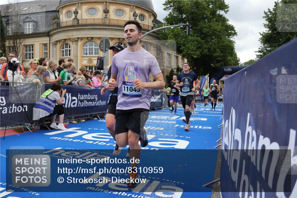 29.06.2025 - hella hamburg halbmarathon Strokosch-Dieckow http://msf.ph/oto/8310959 29.06.2025 10:56:59 Ziel 1485, 1955, 2282, 2759, 4261, 4299, 5033, 6835, 8669, 11043, 11143, 11212, 11638, 13691, 14408, 14588, 14678, 15097, 16470, 16620, 16909, 17617, 18208, 18719, 19091 meine-sportfotos.de