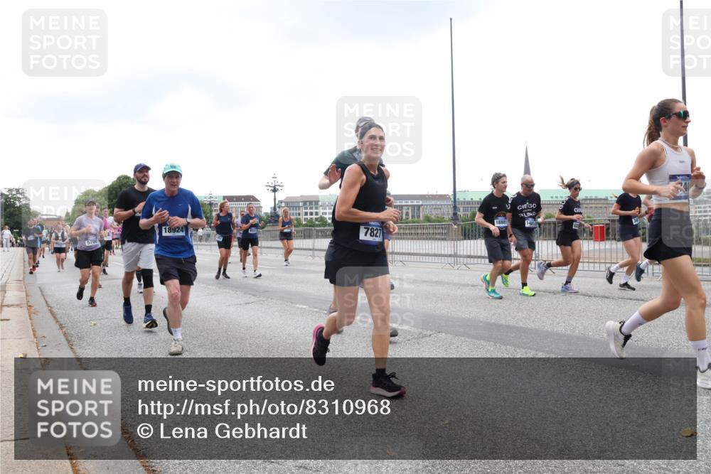29.06.2025 - hella hamburg halbmarathon Lena Gebhardt http://msf.ph/oto/8310968 29.06.2025 10:46:59 Lombardsbrücke 18924, 5700, 7827, 18881, 140, 1073, 1185, 1286, 1363, 1371, 1375, 1593, 1607, 1720, 1961, 1999, 2162, 2211, 2320, 2327, 2537, 2555, 2556, 2665, 2981, 3277, 3406, 3407, 3469, 3734, 3823, 4184, 4202, 4239, 4296, 4342, 4355, 4483, 4604, 5111, 5114, 5700, 5796, 5953, 6124, 6161, 6485, 6496, 6740, 6879, 7073, 7412, 7430, 7431, 7767, 7827, 8131, 8477, 8486, 8551, 8553, 8684, 8706, 8967, 9691, 10230, 13969, 14261, 15852, 16882, 16987 meine-sportfotos.de