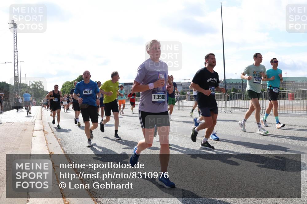 29.06.2025 - hella hamburg halbmarathon Lena Gebhardt http://msf.ph/oto/8310976 29.06.2025 09:59:49 Lombardsbrücke 18408, 18495, 10031, 13589, 153, 14818, 1006, 1125, 1264, 1319, 1334, 1366, 1595, 1642, 1834, 1914, 1955, 2099, 2282, 2348, 2364, 2391, 2432, 2582, 2584, 2630, 2676, 2677, 2910, 3279, 3668, 3836, 4013, 4231, 4426, 4772, 4796, 4837, 5015, 5134, 5277, 5299, 5341, 5465, 6174, 6201, 6202, 6414, 6415, 6416, 6462, 6581, 6587, 7037, 7833, 8330, 8520, 8542, 8652, 8846, 8929, 9142, 9488, 9903, 9907, 9922, 9984, 10020, 10031, 11039, 11568, 11844 meine-sportfotos.de