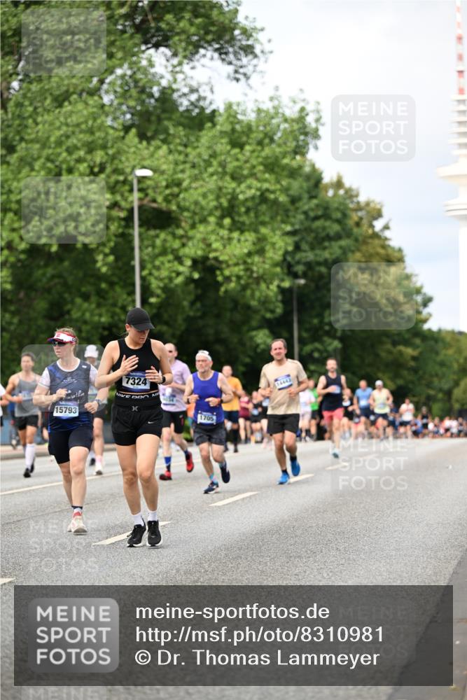 29.06.2025 - hella hamburg halbmarathon Dr. Thomas Lammeyer http://msf.ph/oto/8310981 29.06.2025 10:38:27 Kennedybrücke 1025, 1705, 1764, 1787, 2038, 2276, 2464, 2496, 2510, 2511, 2933, 3145, 3829, 4445, 4479, 4540, 4942, 5096, 5566, 5569, 5609, 5691, 6034, 6105, 6109, 6574, 6718, 6727, 6843, 7324, 7329, 7644, 8202, 8282, 9094, 9514, 10007, 10071, 10561, 10564, 11122, 11245, 11338, 11432 meine-sportfotos.de