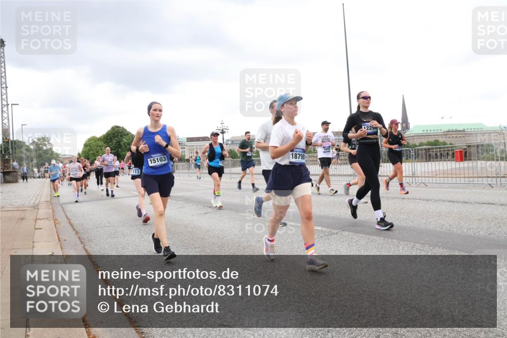 29.06.2025 - hella hamburg halbmarathon Lena Gebhardt http://msf.ph/oto/8311074 29.06.2025 10:56:29 Lombardsbrücke 1113, 15103, 173, 18798, 12290, 1047, 1113, 1738, 1909, 2095, 2143, 2307, 2887, 2915, 2991, 3257, 3268, 3438, 3516, 3517, 3520, 3614, 3675, 3676, 3953, 3987, 4083, 4094, 4118, 4354, 4773, 4836, 5237, 5438, 5580, 5693, 5757, 5911, 5994, 6348, 6349, 6494, 6690, 6968, 7025, 7028, 7090, 7307, 7616, 7711, 8005, 8108, 8150, 8305, 8517, 8606, 8766, 8939, 8943, 9172, 9210, 9383, 9435, 9606, 9838, 9910, 9948, 9953, 10555, 10569, 10571, 10640, 10740, 10784, 10987 meine-sportfotos.de
