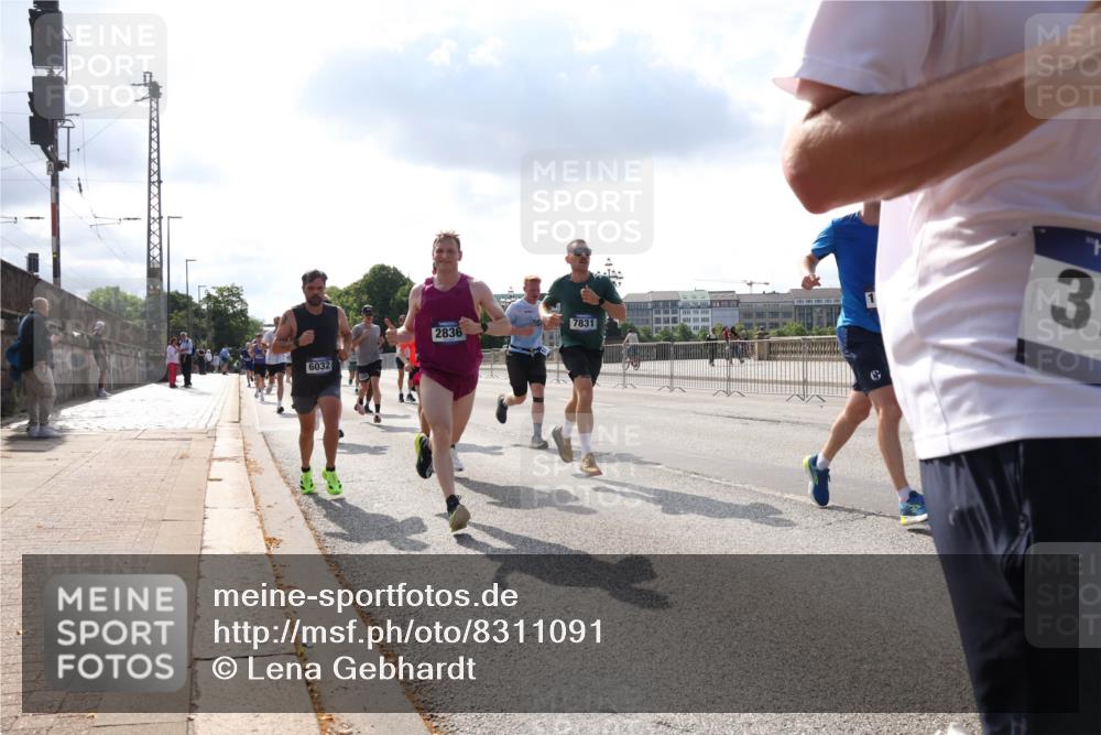 29.06.2025 - hella hamburg halbmarathon Lena Gebhardt http://msf.ph/oto/8311091 29.06.2025 09:47:08 Lombardsbrücke 6032, 2836, 7831, 3, 1002, 1053, 1396, 1407, 1411, 1577, 1910, 1959, 2121, 2228, 2243, 2563, 2774, 2836, 3005, 3783, 3790, 3935, 4246, 4740, 5048, 5152, 5193, 5660, 5961, 6032, 6305, 6473, 6683, 6915, 7080, 7466, 7622, 7628, 7831, 7867, 7972, 8312, 8323, 8366, 9376, 9508, 9519, 10477, 10771, 10927, 11055, 11370, 11806, 11898, 12137, 12204, 12447, 12899, 13148, 13199, 13493, 13494, 13729, 13771, 13972, 13991, 14069, 14310, 14385 meine-sportfotos.de