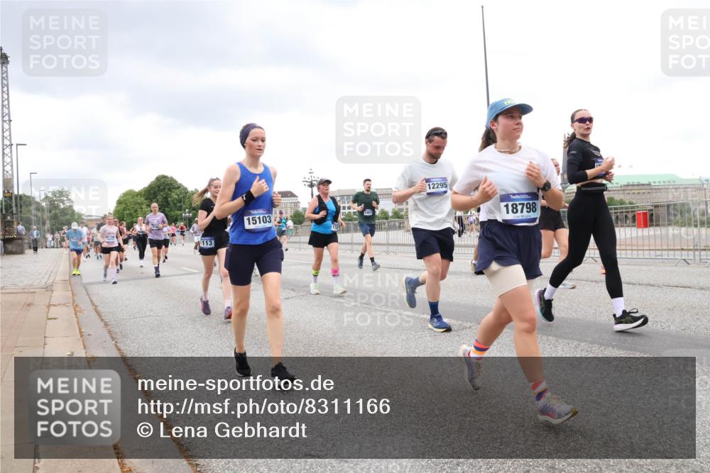 29.06.2025 - hella hamburg halbmarathon Lena Gebhardt http://msf.ph/oto/8311166 29.06.2025 10:56:29 Lombardsbrücke 1113, 15103, 12295, 18798, 1047, 1113, 1738, 1909, 2095, 2143, 2307, 2887, 2915, 2991, 3257, 3268, 3438, 3516, 3517, 3520, 3614, 3675, 3676, 3953, 3987, 4083, 4094, 4118, 4354, 4773, 4836, 5237, 5438, 5580, 5693, 5757, 5911, 5994, 6348, 6349, 6494, 6690, 6968, 7025, 7028, 7090, 7307, 7616, 7711, 8005, 8108, 8150, 8305, 8517, 8606, 8766, 8939, 8943, 9172, 9210, 9383, 9435, 9606, 9838, 9910, 9948, 9953, 10555, 10569, 10571, 10640, 10740, 10784, 10987 meine-sportfotos.de