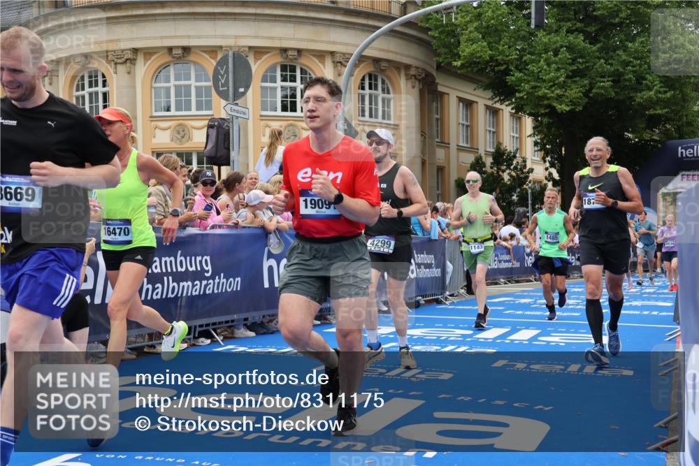 29.06.2025 - hella hamburg halbmarathon Strokosch-Dieckow http://msf.ph/oto/8311175 29.06.2025 10:57:02 Ziel 1485, 2282, 2759, 4261, 4299, 5033, 8669, 11043, 11143, 11212, 11638, 13691, 14139, 14408, 14588, 14678, 15097, 15726, 16470, 16909, 17617, 18208, 18719, 19091 meine-sportfotos.de