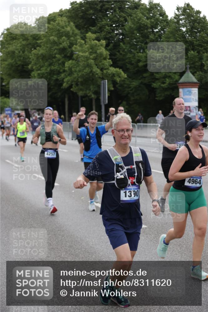 29.06.2025 - hella hamburg halbmarathon Jannik Wohlers http://msf.ph/oto/8311620 29.06.2025 10:38:30 Lombardsbrücke 56, 1232, 1390, 1451, 2524, 2534, 2693, 3307, 3745, 3927, 4257, 4320, 4410, 4964, 6062, 7263, 7849, 8367, 8583, 8747, 8783, 9455, 9708, 10072, 10554, 10604, 11059, 12028, 12072, 12722, 13060, 13922, 14557, 14558, 14856, 15755, 16181, 16346, 16388, 18050, 18504 meine-sportfotos.de