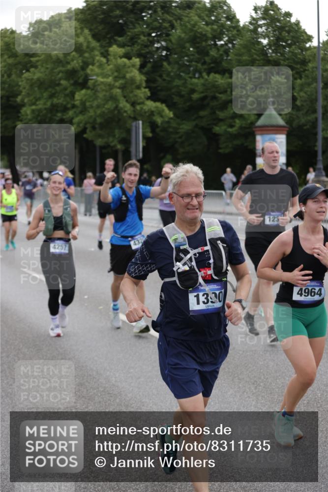 29.06.2025 - hella hamburg halbmarathon Jannik Wohlers http://msf.ph/oto/8311735 29.06.2025 10:38:31 Lombardsbrücke 1232, 1390, 1451, 2524, 2534, 2693, 3307, 3745, 3927, 4257, 4320, 4410, 4964, 6062, 6112, 7263, 8367, 8583, 8747, 8783, 9455, 9708, 9974, 9977, 10072, 10554, 10604, 11059, 12028, 12072, 12722, 13060, 13922, 14557, 14558, 14856, 15755, 16181, 16335, 16346, 16388, 18050, 18504 meine-sportfotos.de