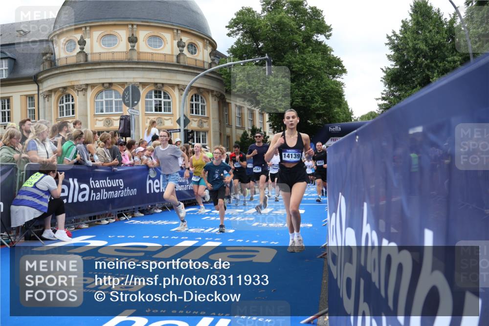 29.06.2025 - hella hamburg halbmarathon Strokosch-Dieckow http://msf.ph/oto/8311933 29.06.2025 10:57:12 Ziel 1387, 1877, 2417, 2676, 4167, 4261, 4940, 8585, 9450, 9577, 9884, 9934, 10383, 11590, 11612, 12014, 12590, 13750, 14139, 14588, 15110, 15229, 15664, 15726, 16625, 17617, 17660, 17779, 17848, 17993, 18208, 19184 meine-sportfotos.de