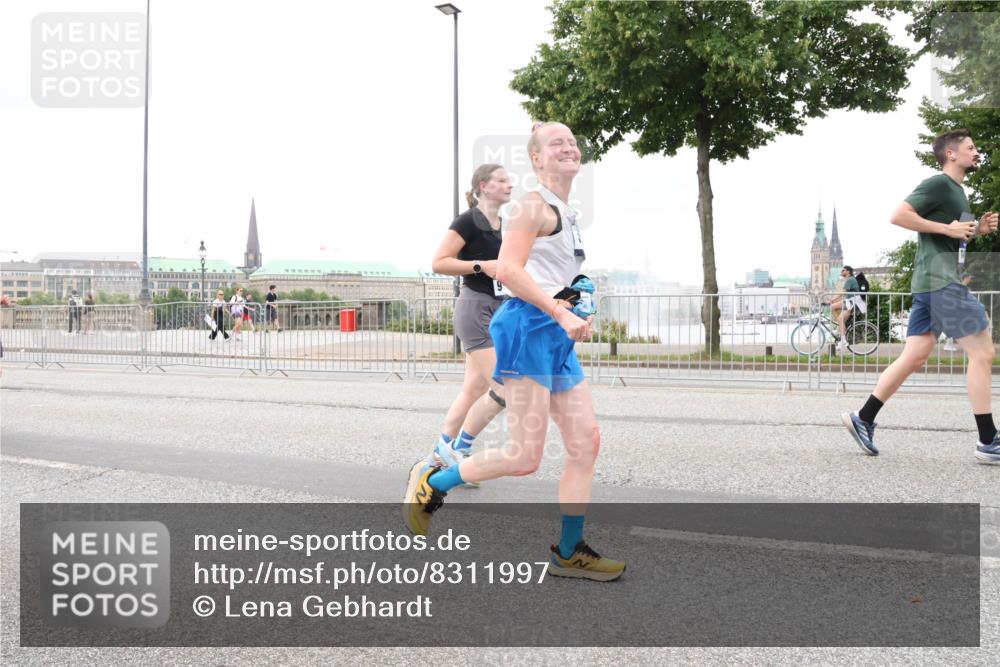 29.06.2025 - hella hamburg halbmarathon Lena Gebhardt http://msf.ph/oto/8311997 29.06.2025 10:56:33 Lombardsbrücke 1047, 1113, 1738, 1909, 2095, 2143, 2307, 2887, 2915, 2991, 3257, 3418, 3438, 3516, 3517, 3520, 3614, 3675, 3676, 3953, 3987, 4083, 4094, 4118, 4354, 4773, 4836, 5237, 5438, 5580, 5693, 5757, 5911, 5944, 6348, 6349, 6690, 6968, 7025, 7028, 7090, 7307, 7381, 7711, 8005, 8108, 8150, 8305, 8517, 8606, 8766, 8939, 8943, 9172, 9210, 9383, 9435, 9606, 9910, 9948, 9953, 10555, 10569, 10571, 10740, 10784, 10987 meine-sportfotos.de