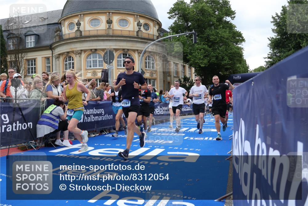 29.06.2025 - hella hamburg halbmarathon Strokosch-Dieckow http://msf.ph/oto/8312054 29.06.2025 10:57:13 Ziel 1387, 1877, 2417, 2676, 4167, 4261, 4940, 8585, 9450, 9577, 9884, 9934, 10383, 11590, 11612, 12014, 12590, 13664, 13750, 14139, 15110, 15229, 15664, 15726, 16625, 17660, 17779, 17848, 17993, 18208, 19184 meine-sportfotos.de