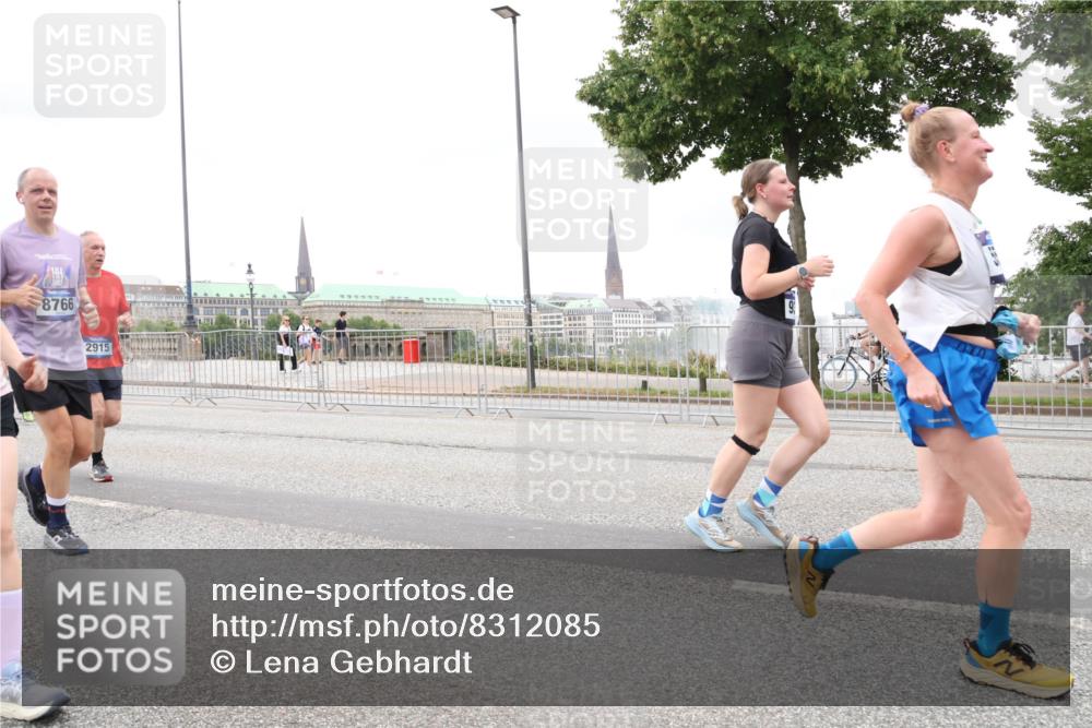 29.06.2025 - hella hamburg halbmarathon Lena Gebhardt http://msf.ph/oto/8312085 29.06.2025 10:56:34 Lombardsbrücke 8766, 2915, 1047, 1113, 1738, 2095, 2143, 2307, 2887, 2915, 2991, 3257, 3418, 3438, 3516, 3517, 3520, 3614, 3675, 3676, 3953, 3987, 4083, 4094, 4118, 4354, 4773, 5237, 5438, 5580, 5693, 5757, 5911, 5944, 6348, 6349, 6690, 6968, 7025, 7028, 7090, 7307, 7381, 7711, 8005, 8108, 8150, 8305, 8517, 8606, 8766, 8939, 8943, 9172, 9210, 9383, 9435, 9606, 9910, 9948, 9953, 10555, 10569, 10571, 10740, 10784, 10987 meine-sportfotos.de