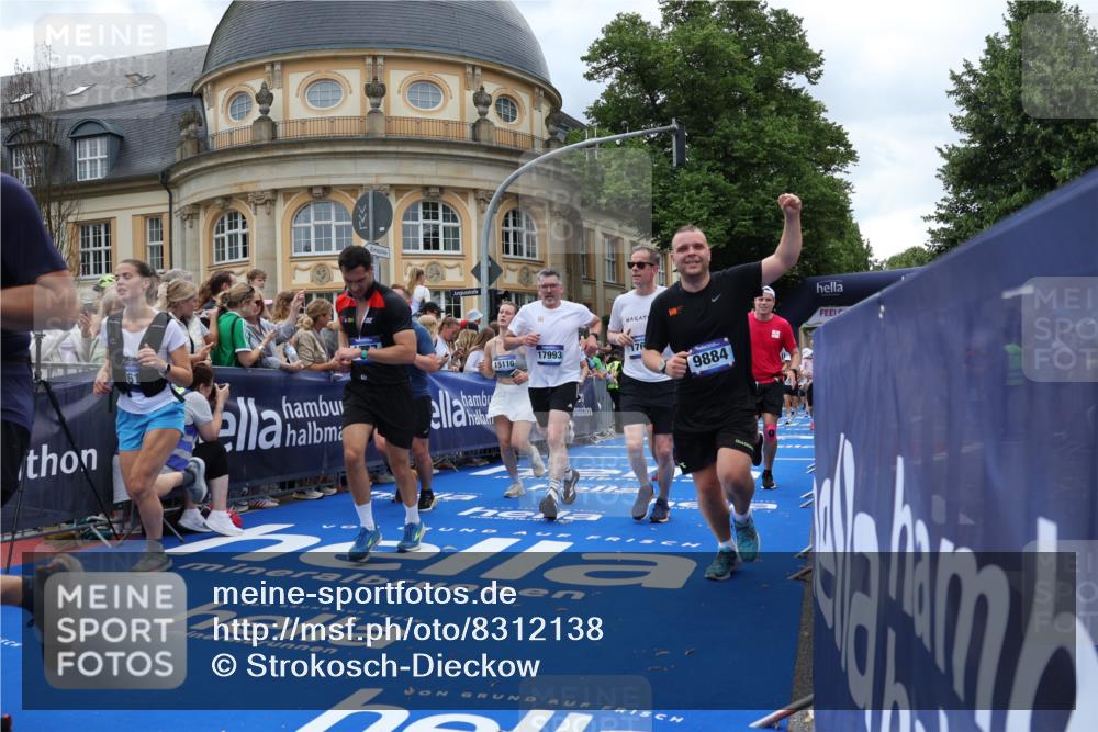 29.06.2025 - hella hamburg halbmarathon Strokosch-Dieckow http://msf.ph/oto/8312138 29.06.2025 10:57:14 Ziel 1387, 1877, 2417, 2676, 4167, 4940, 5926, 6272, 8585, 9450, 9577, 9884, 9934, 10383, 11590, 11612, 12014, 12590, 13664, 13750, 14139, 15110, 15229, 15664, 15726, 16625, 17660, 17779, 17848, 17993, 19184 meine-sportfotos.de