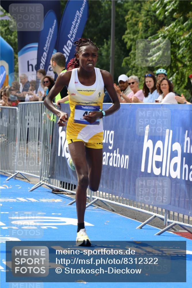 29.06.2025 - hella hamburg halbmarathon Strokosch-Dieckow http://msf.ph/oto/8312322 29.06.2025 10:11:07 Ziel 46 meine-sportfotos.de