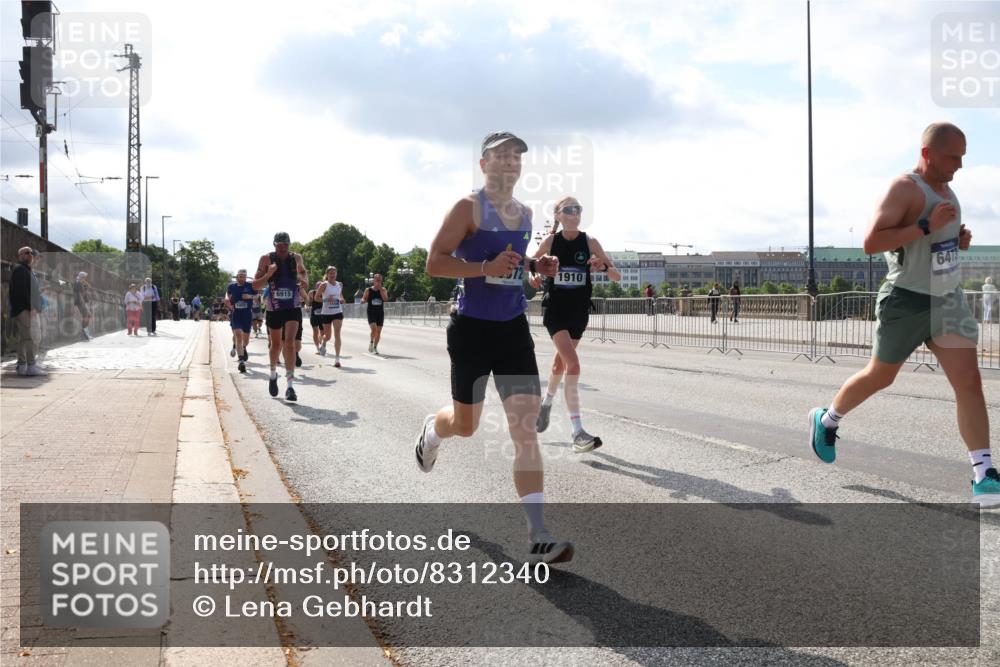 29.06.2025 - hella hamburg halbmarathon Lena Gebhardt http://msf.ph/oto/8312340 29.06.2025 09:47:14 Lombardsbrücke 1002, 6915, 1910, 6473, 88888, 1002, 1053, 1396, 1407, 1411, 1577, 1910, 1959, 2121, 2228, 2563, 2774, 2836, 3005, 3783, 3790, 3935, 4246, 4740, 5193, 5660, 5961, 6032, 6305, 6473, 6915, 7080, 7466, 7622, 7831, 7867, 7972, 8323, 8366, 9171, 9376, 9508, 9519, 10477, 10771, 11055, 11370, 11806, 11898, 12137, 12204, 12704, 12899, 13148, 13199, 13493, 13494, 13729, 13771, 13972, 13991, 14069, 14385, 14459 meine-sportfotos.de