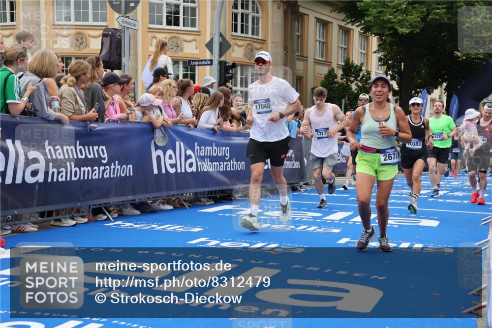 29.06.2025 - hella hamburg halbmarathon Strokosch-Dieckow http://msf.ph/oto/8312479 29.06.2025 10:57:17 Ziel 1387, 1877, 2417, 2676, 4167, 4940, 5926, 6272, 8585, 9450, 9577, 9727, 9884, 9934, 10383, 11590, 11612, 12014, 12590, 13664, 13750, 15110, 15229, 15664, 16625, 16830, 17160, 17660, 17779, 17848, 17993, 19184 meine-sportfotos.de