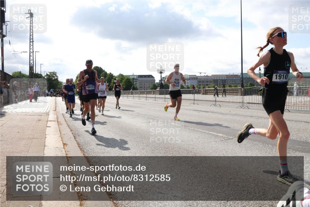 29.06.2025 - hella hamburg halbmarathon Lena Gebhardt http://msf.ph/oto/8312585 29.06.2025 09:47:15 Lombardsbrücke 7972, 6915, 1910, 1002, 1053, 1396, 1407, 1411, 1577, 1910, 1959, 2121, 2228, 2563, 2774, 2836, 3005, 3783, 3790, 3935, 4246, 4740, 5193, 5660, 5961, 6032, 6305, 6473, 6915, 7080, 7466, 7622, 7831, 7867, 7972, 8323, 8366, 9171, 9376, 9508, 9519, 10477, 10771, 11055, 11370, 11806, 11898, 12137, 12204, 12704, 12899, 13148, 13199, 13493, 13494, 13729, 13771, 13972, 13991, 14069, 14385, 14459 meine-sportfotos.de