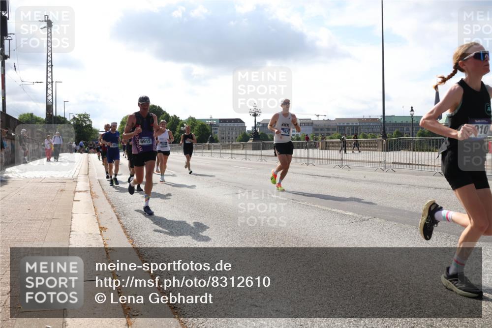 29.06.2025 - hella hamburg halbmarathon Lena Gebhardt http://msf.ph/oto/8312610 29.06.2025 09:47:15 Lombardsbrücke 6915, 1002, 7972, 10, 1002, 1053, 1396, 1407, 1411, 1577, 1910, 1959, 2121, 2228, 2563, 2774, 2836, 3005, 3783, 3790, 3935, 4246, 4740, 5193, 5660, 5961, 6032, 6305, 6473, 6915, 7080, 7466, 7622, 7831, 7867, 7972, 8323, 8366, 9171, 9376, 9508, 9519, 10477, 10771, 11055, 11370, 11806, 11898, 12137, 12204, 12704, 12899, 13148, 13199, 13493, 13494, 13729, 13771, 13972, 13991, 14069, 14385, 14459 meine-sportfotos.de