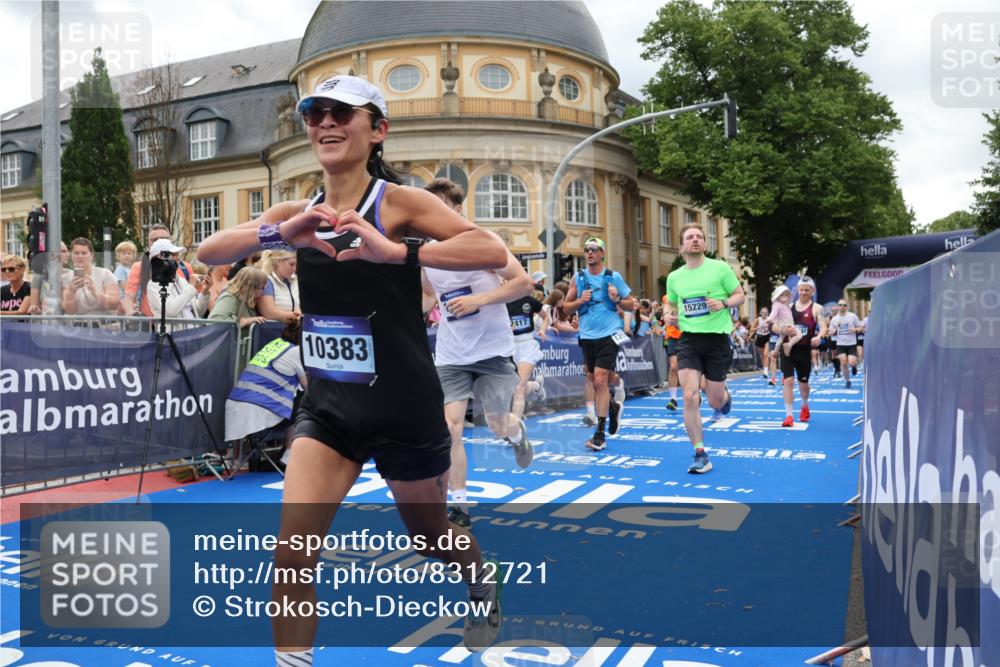 29.06.2025 - hella hamburg halbmarathon Strokosch-Dieckow http://msf.ph/oto/8312721 29.06.2025 10:57:19 Ziel 1877, 2417, 2676, 4940, 5926, 6272, 6281, 6302, 8585, 9450, 9577, 9727, 9934, 10383, 11590, 12014, 12590, 13394, 13664, 13750, 15110, 15229, 15664, 15695, 16625, 16830, 17160, 17660, 17779, 17828, 17848, 17993, 19184 meine-sportfotos.de