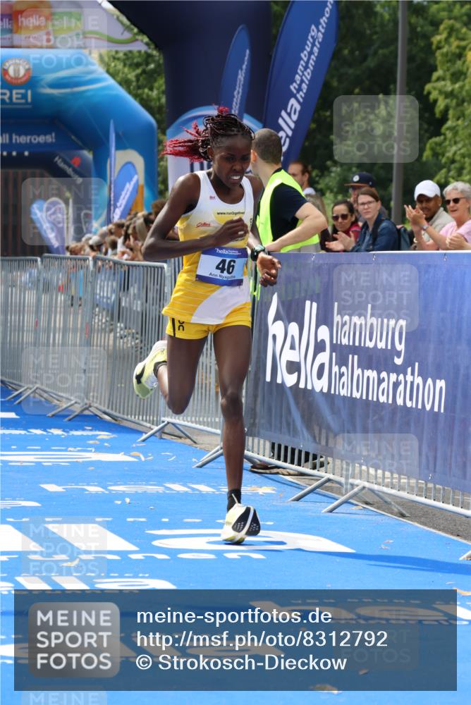 29.06.2025 - hella hamburg halbmarathon Strokosch-Dieckow http://msf.ph/oto/8312792 29.06.2025 10:11:06 Ziel 46 meine-sportfotos.de